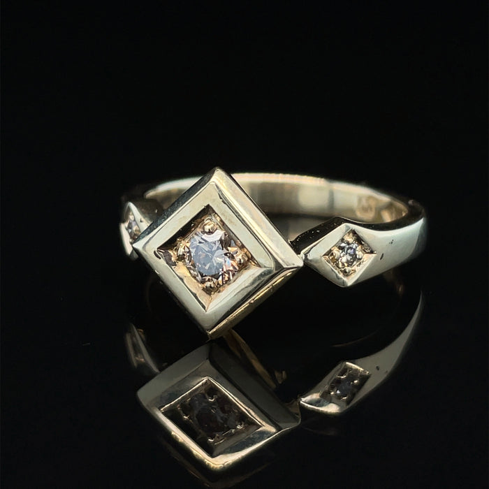 White Diamond Set in 9ct Gold Ring